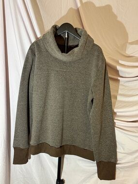 Grey Hooded Sweatshirt - Cozy Casual Pullover